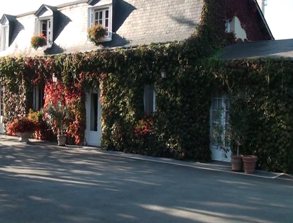 Hotel Le Petit Pont Moncé-en-Belin Esterno foto