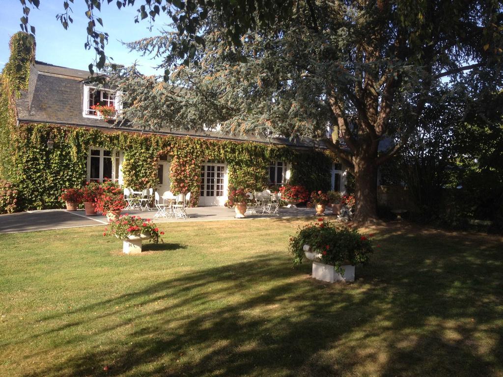 Hotel Le Petit Pont Moncé-en-Belin Esterno foto