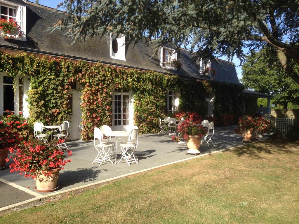 Hotel Le Petit Pont Moncé-en-Belin Esterno foto